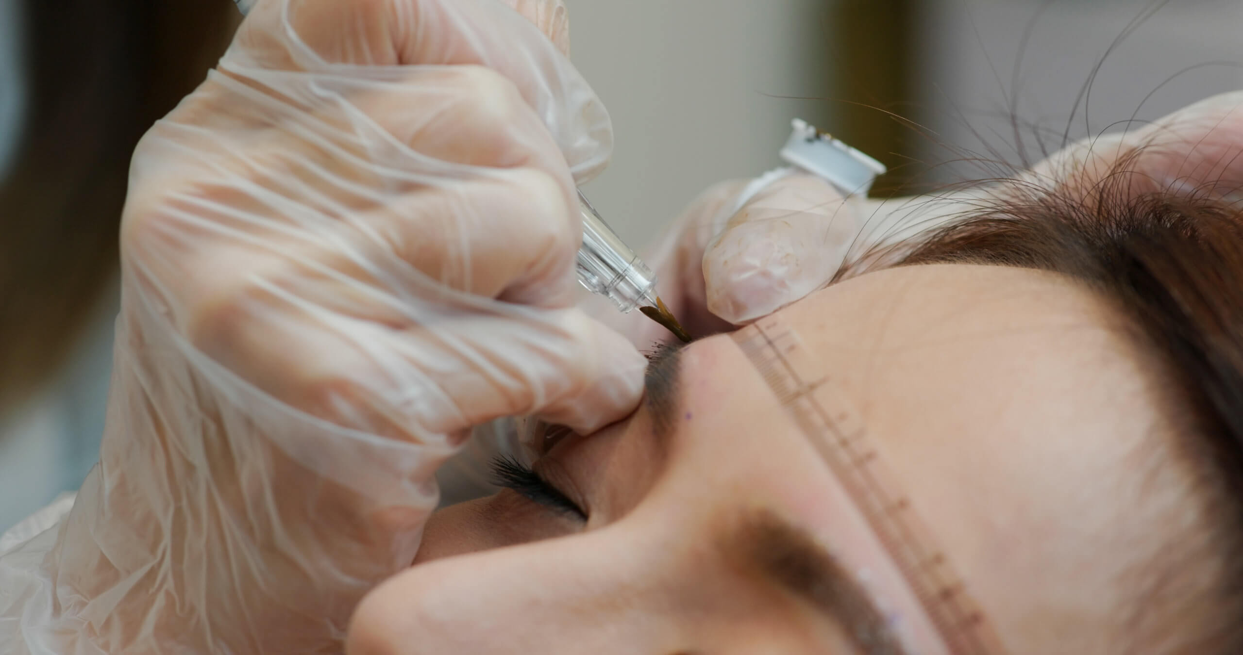 micro pigmentation eyebrows in a beauty salon